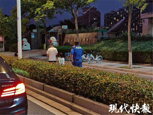 7岁女童离家出走，找到时正悠闲地吃着棒棒糖