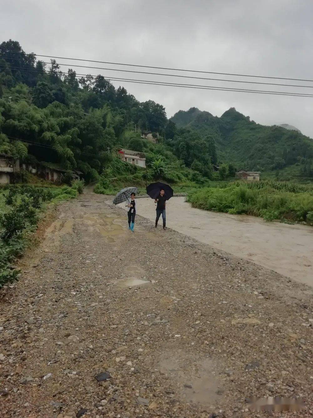 头条暴雨肆虐后黄平县纸房乡干群齐心抢险救灾显担当