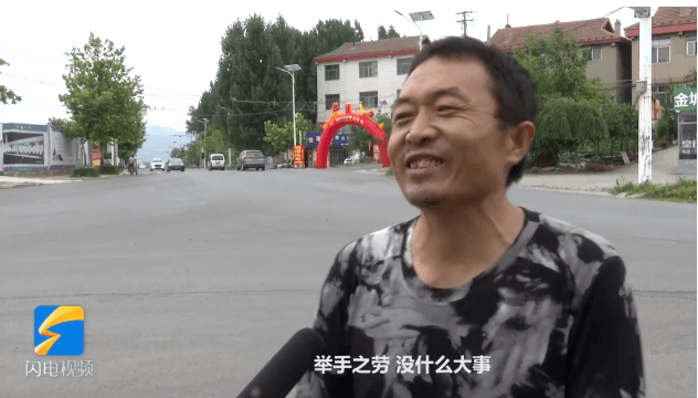 刘向|惊险！淄博街头，小轿车溜车压上老人，男子飞奔截停车辆（视频）