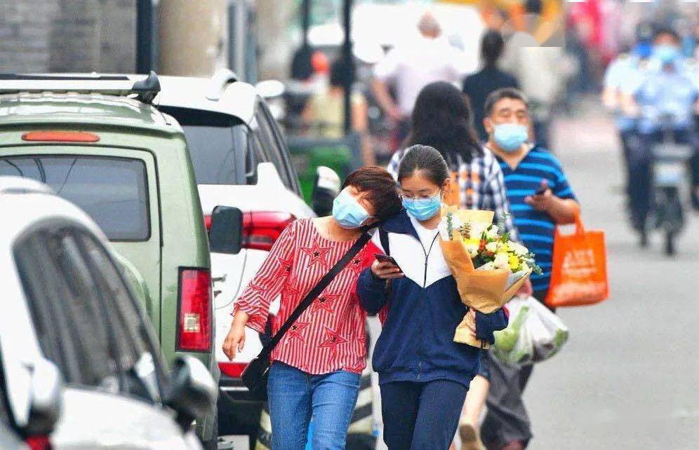 考生|“史上最长高考”结束 有鲜花有拥抱