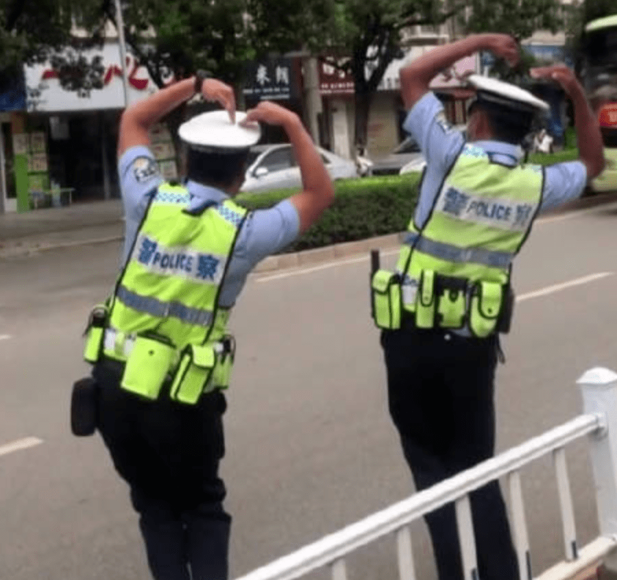 考后|一字马、人形比心……这些“考后出场方式”出圈了