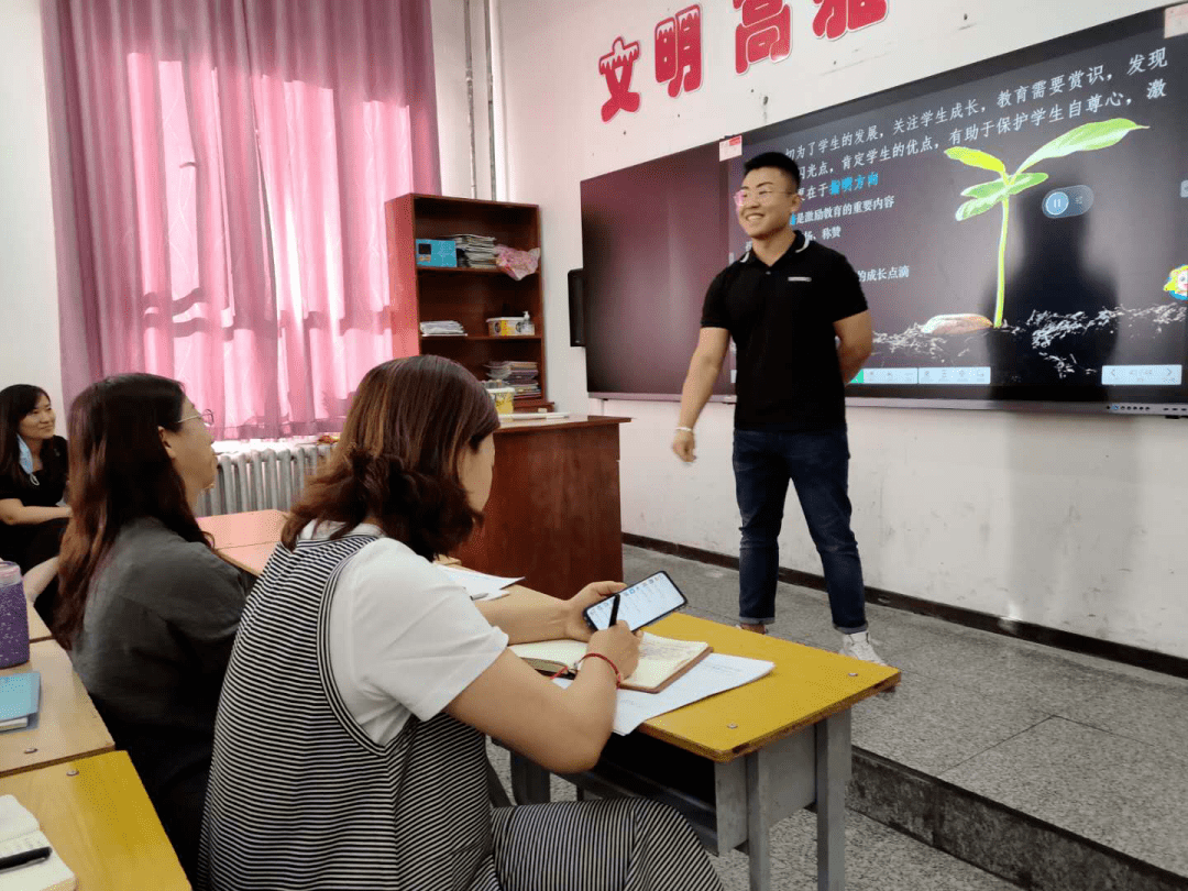 培训中,希沃公司负责培训的李宇荣老师进行了详细的讲解和解答.