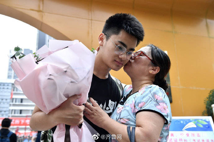 鲜花|定格高考结束瞬间，鲜花、拥抱、还有妈妈的吻