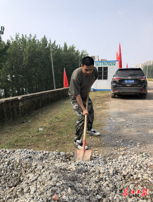 才出|武汉学生才出高考考场又上防汛大堤，18岁小伙驻守武金堤