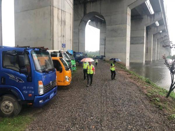 现在，江边是这样的！