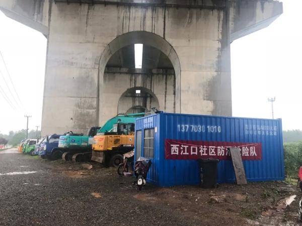 现在，江边是这样的！