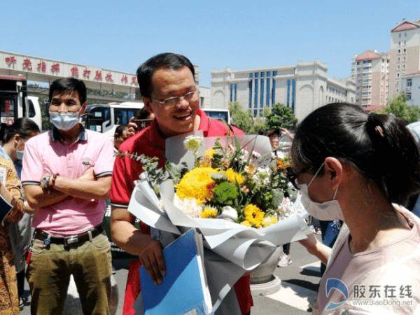 烟台|终于考完了！烟台考场外这一幕看着看着就忍不住了……