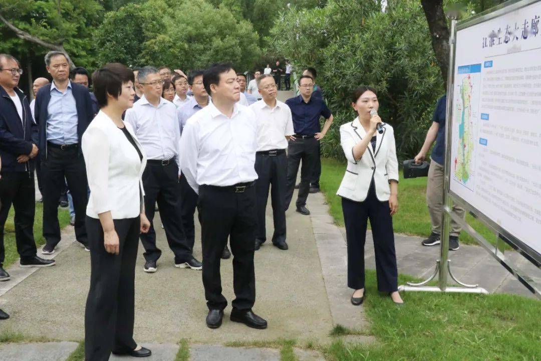 头条丨上海市奉贤区党政代表团来新城考察城市公园建设
