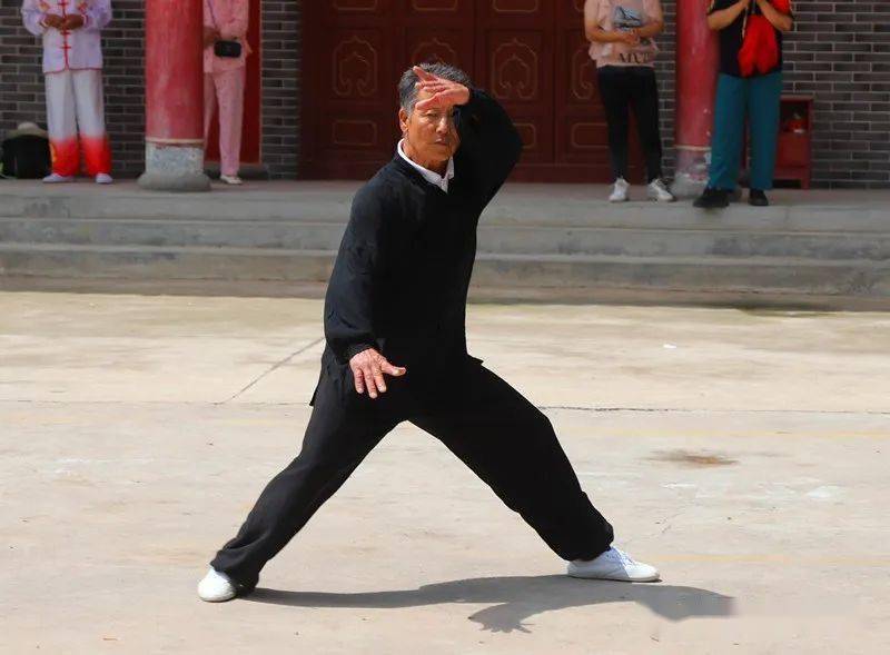 今天,武山巾帼武术队在水帘洞举行祈福游武术表演