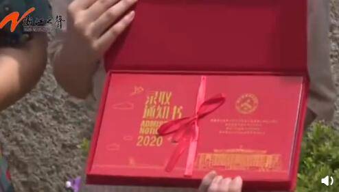 周潇颖|来了！浙江省首批高考录取通知书发放