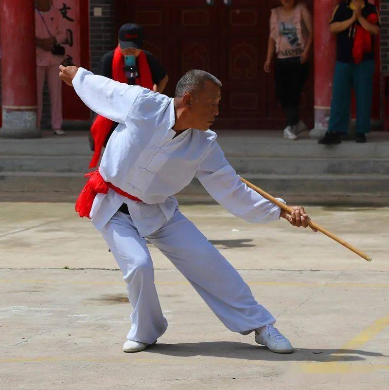 今天,武山巾帼武术队在水帘洞举行祈福游武术表演