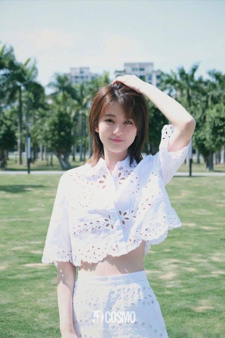 黑店|美人计 | 乔欣是如何躲过“夏日美黑店”魔咒还这么白的？