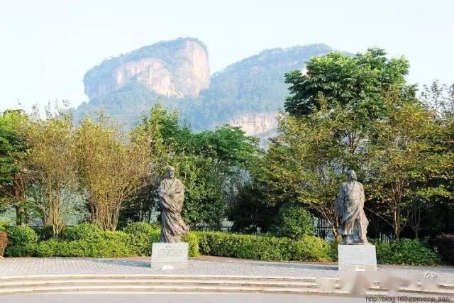 精深的工艺;以"浓缩武夷茶史,展示岩韵风姿"为设计主题,通过历代名人