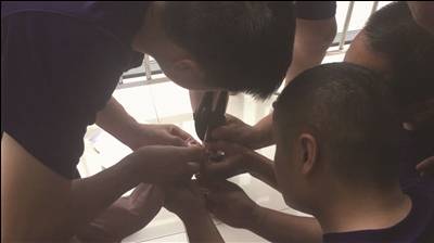 孟河|消防员赶到医院，为女童摘下铁环