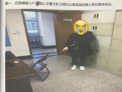 被告人|男子酒驾被抓，被狂扇耳光都没清醒，要咬交警：我只是想亲他