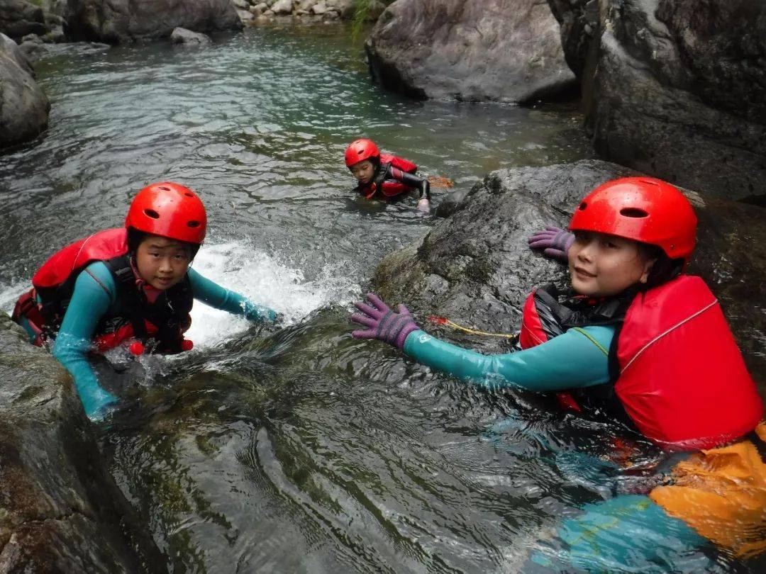 溯溪探险 激流勇进,当一回"溯溪小勇士!