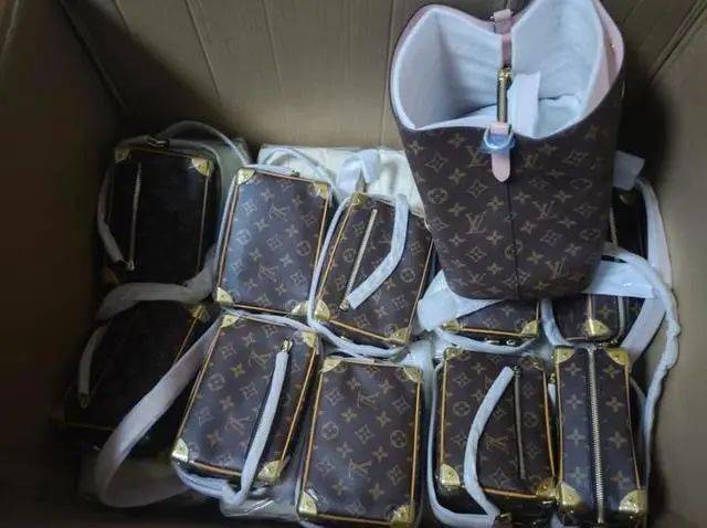 全家|28岁姑娘全家被抓，“爆款奢侈品”卖了3000万！有人明知假的照样下单