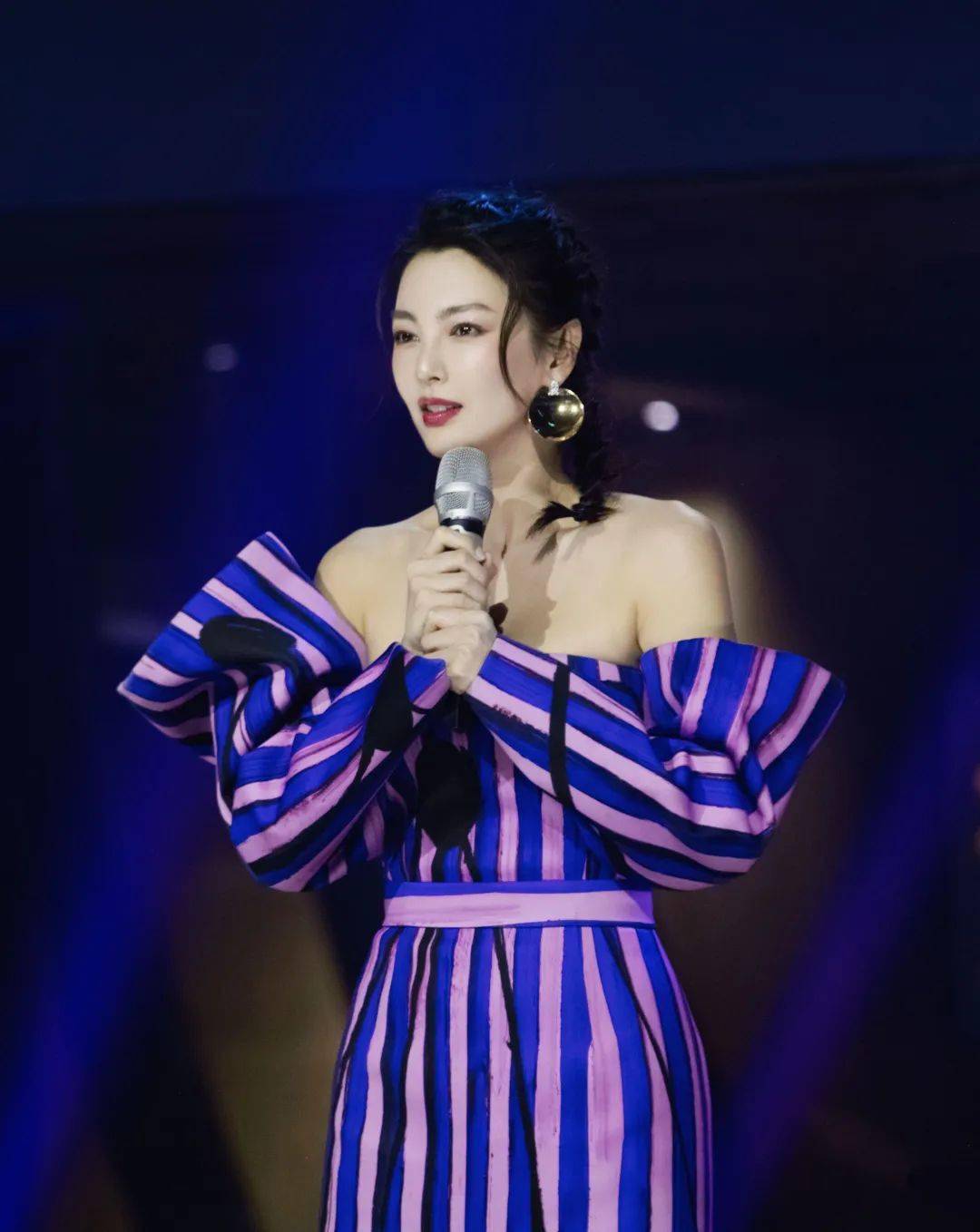 发型|别披头发了！这4款最火的夏日发型，谁扎谁好看！