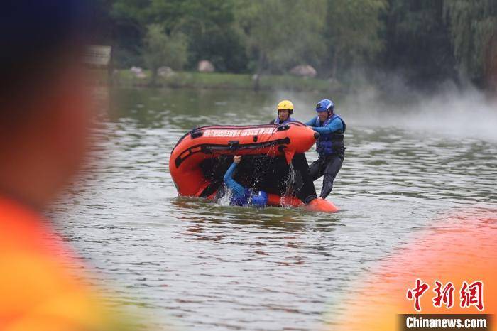 中原区|郑州：消防联合民间救援队开展水域联合救援演练