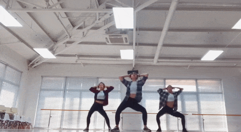 如今身材状态恢复的也不错,有意学习跳舞的她,也被网友喊话参加《乘风