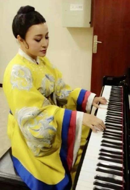 书法展|刘晓庆举办书法展，胸前超大翡翠抢镜，天价珠宝多到戴不完