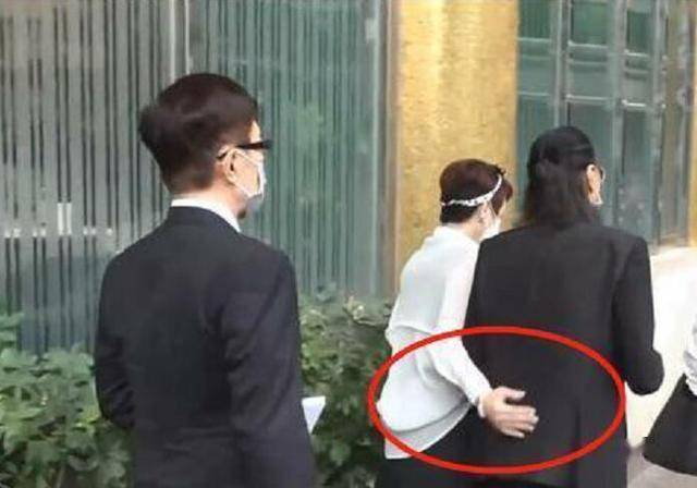 84岁谢贤出席赌王丧礼,打扮潮流精神佳,前妻亲密露腰感情好