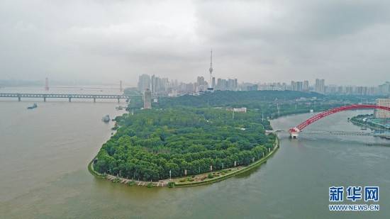 直击长江武汉段超警水位 江滩亲水平台被淹没