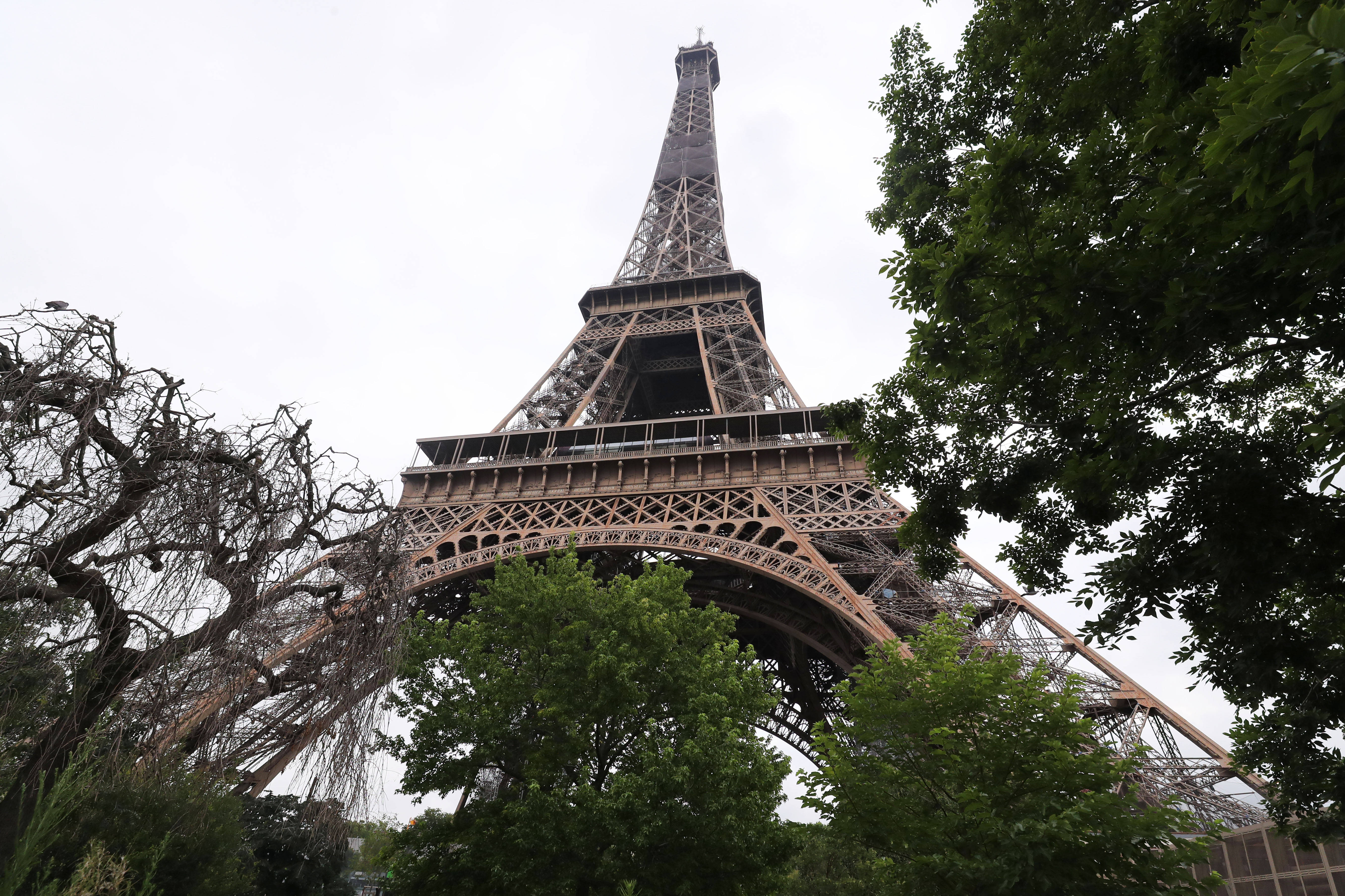 巴黎埃菲尔铁塔开放顶层观景平台