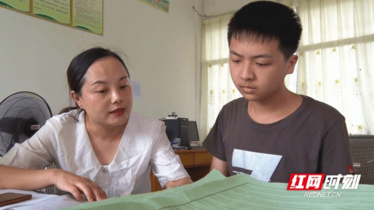 欧阳祎|资兴“四有”教师欧阳祎：育人为本 关爱学生