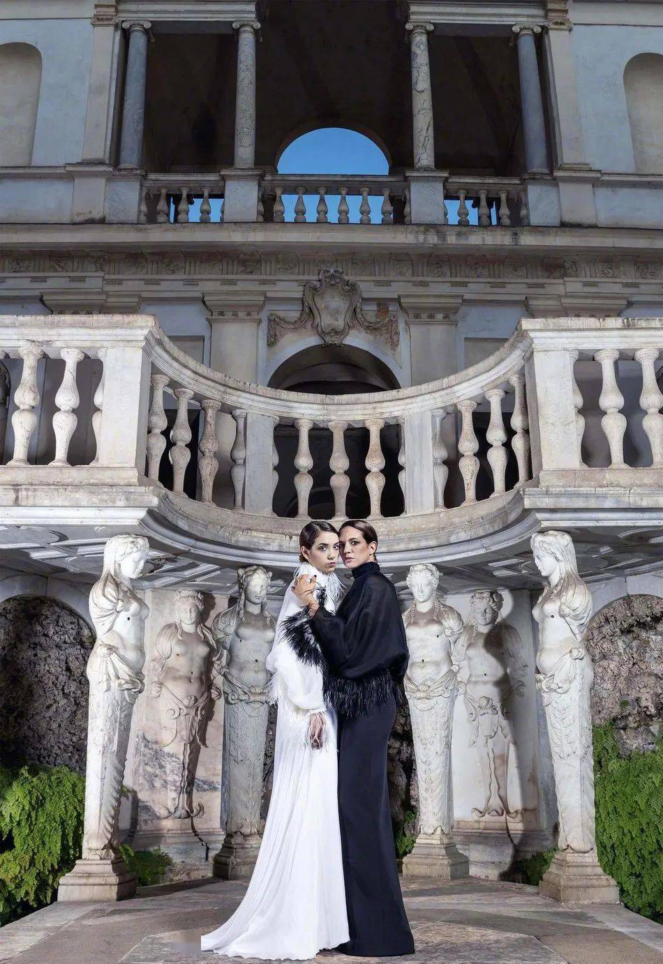 高定|美中带飒！对决于每一寸肌肤的高定细节，赋予了女性之美的全新定义