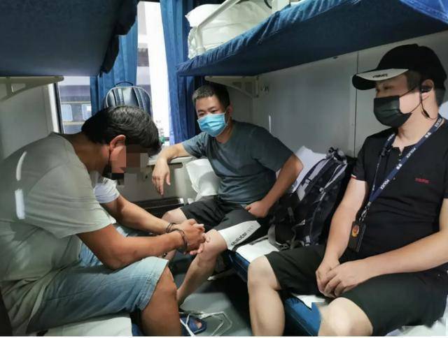 肯德基|警车路过肯德基时，逃犯嘟囔了一句，“我想吃汉堡”