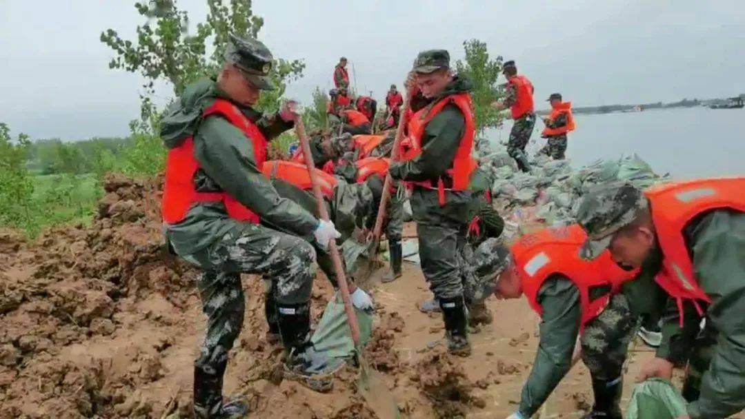 【人民至上 子弟兵全力投入抗洪抢险】洪湖突发险情 空降兵部队和民兵