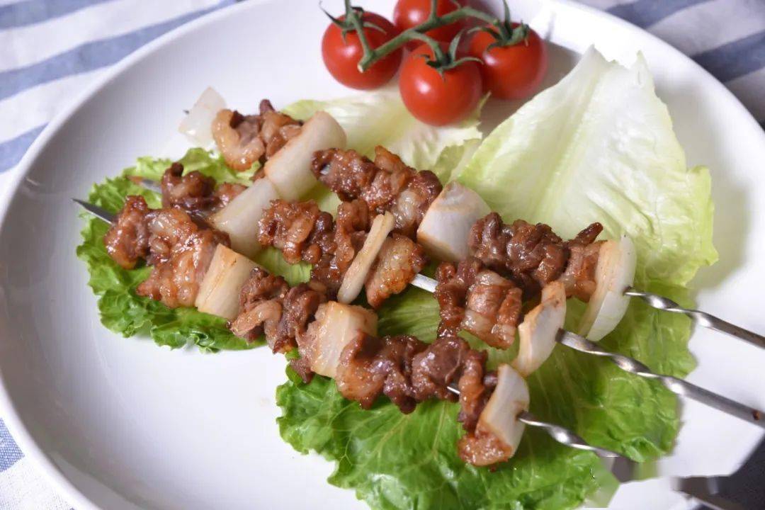 白洋葱|夏天到了怎么能少了美味烧烤？叉烧烤肉串