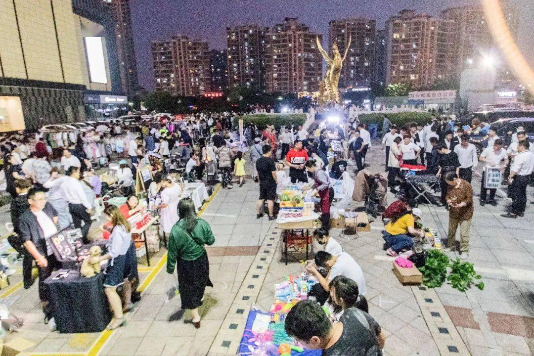 万兴都夜市运营以来日均人流量达到5000人次出摊率高,客流量稳定给