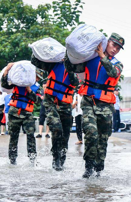 图片说明:2020年7月11日,武警安徽总队铜陵支队在搬运抗洪抢险物资.
