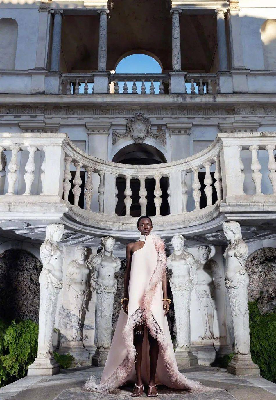 高定|美中带飒！对决于每一寸肌肤的高定细节，赋予了女性之美的全新定义