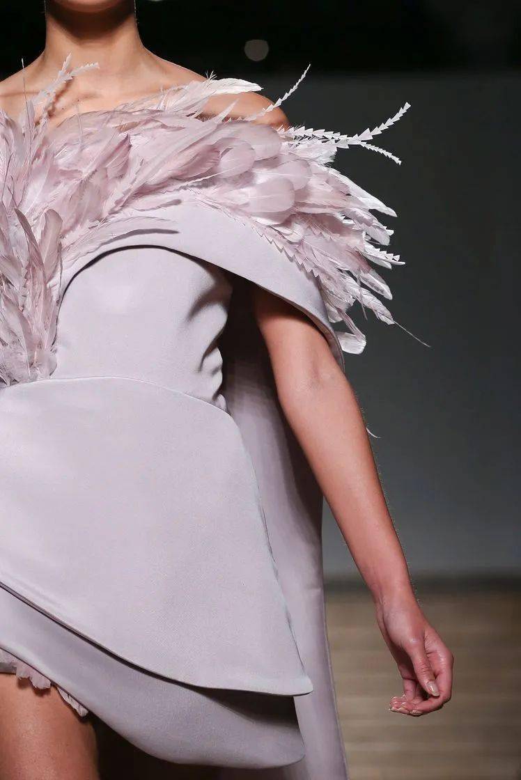 高定|美中带飒！对决于每一寸肌肤的高定细节，赋予了女性之美的全新定义