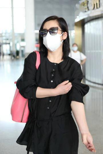 五五|秦海璐现身机场,打扮朴素,身材五五分一点不像女明星