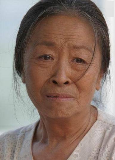 83岁“丑娘”张少华独自住院,双鼻插管面容憔悴