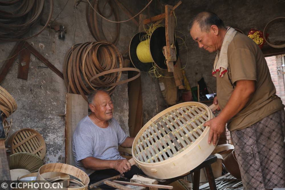 2020年7月16日,河北省邢台市平乡县一家传统笼屉作坊,王占科使用