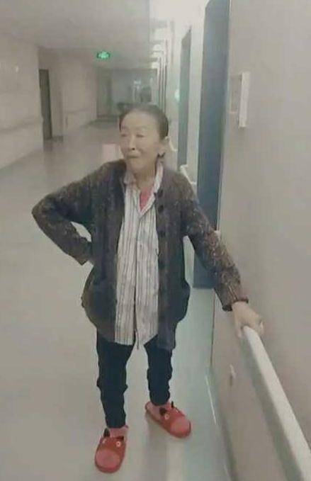 83岁“丑娘”张少华独自住院,双鼻插管面容憔悴