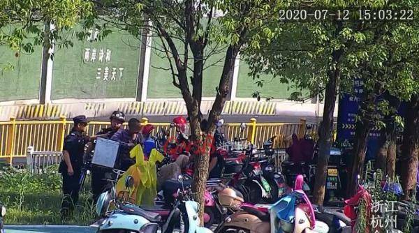 杜甫村|男子正在偷电动车电瓶时车主来了，他一秒入戏变身“热心市民”说要帮忙