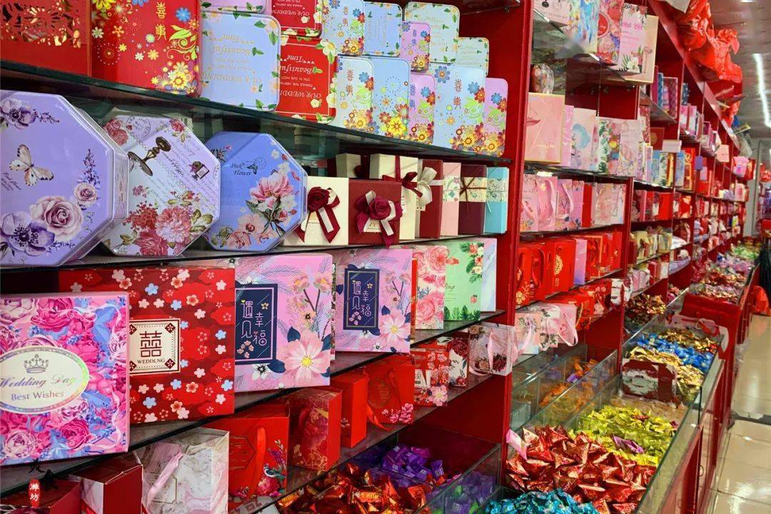 喜糖铺子霸占了大半个市场的甜蜜, 放眼过去皆是红红绿绿的包装.