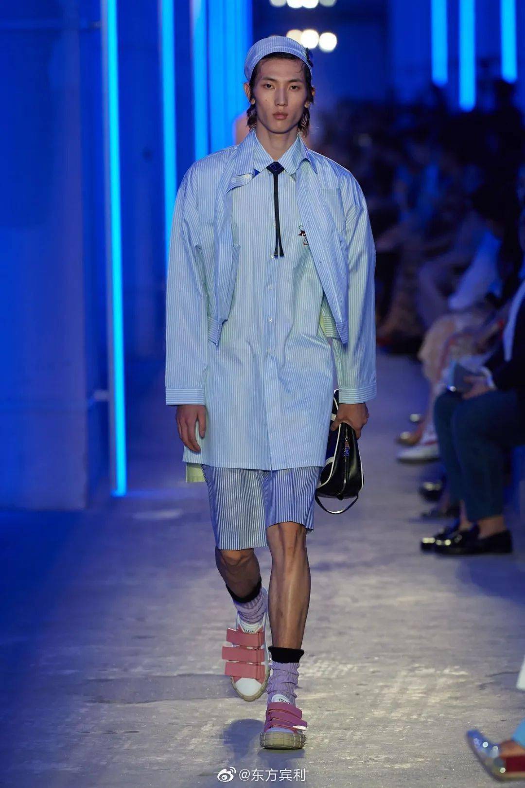 孟禹岐亮相prada 2020春夏男装上海大秀,演绎两套look.