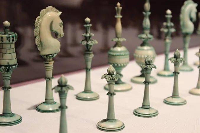 国际象棋雕刻于十九世纪末,黄色大理石一方为波斯撒珊王朝,棋子顶部