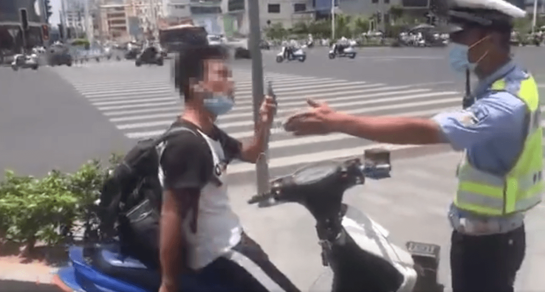 人员|叫我老爸过来撞烂你的车！男子不听交警疏导还挑衅辱骂