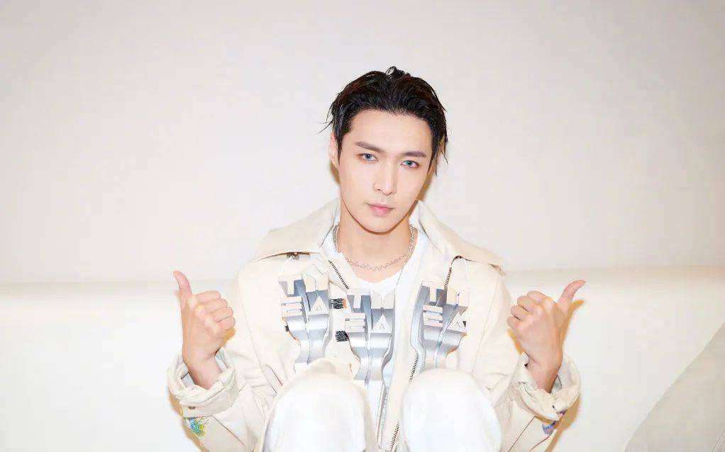 发型|王一博又解锁了新妆发？我宣布男明星在美容方面比女生还用力！