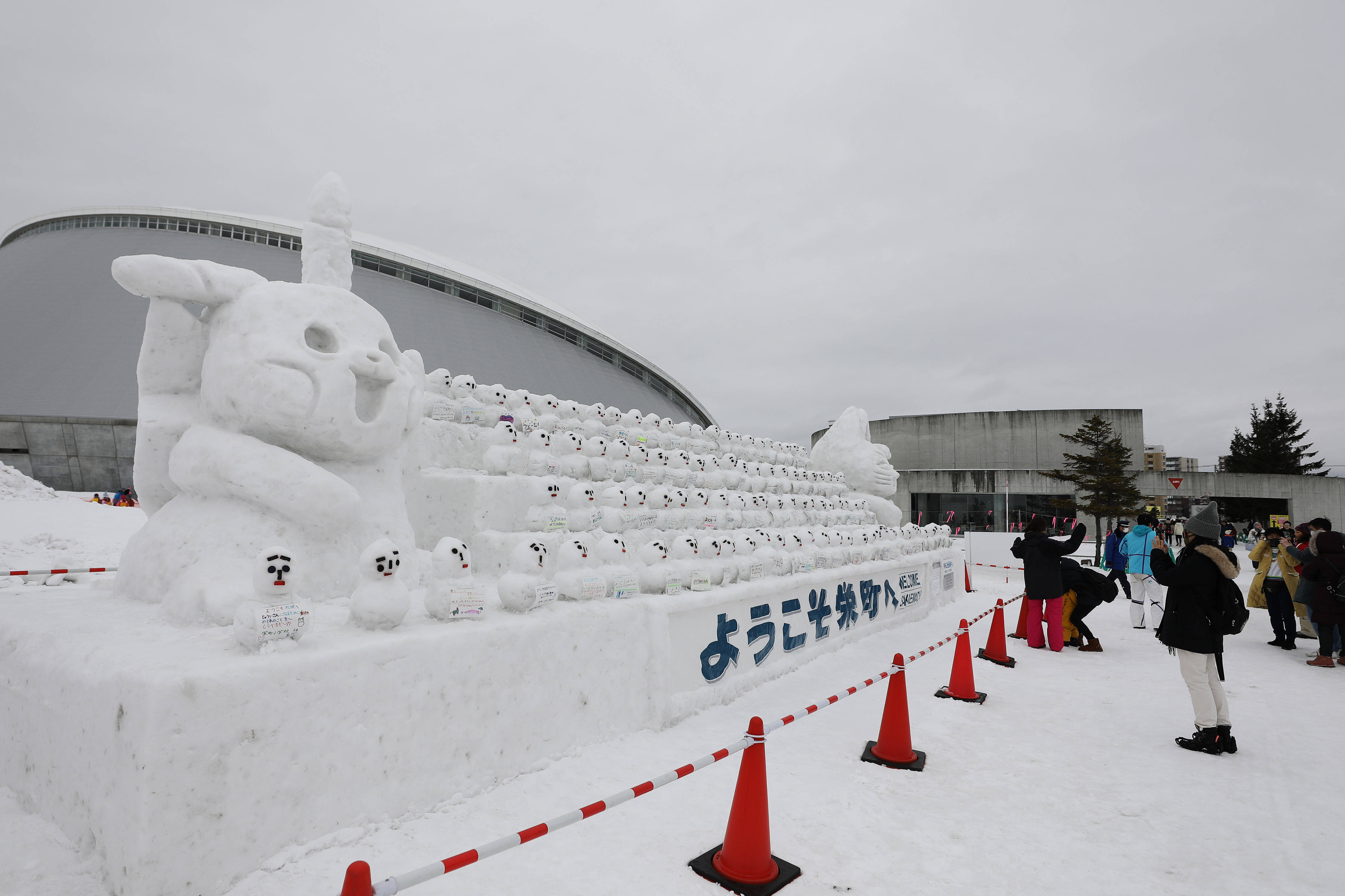 1月31日,人们在日本北海道札幌冰雪节的会场内游玩.