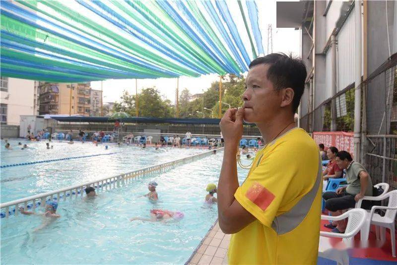 学校游泳馆,记者现场直击了酷暑中坚守岗位的游泳池救生员一天的工作
