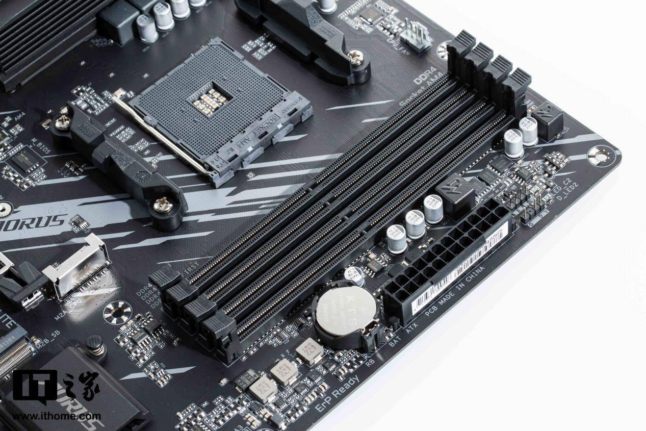 【IT之家开箱】技嘉 B550M AORUS ELITE 小雕主板图赏_接口